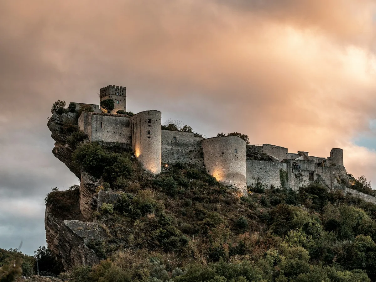Castello di Roccascalegna al tramonto